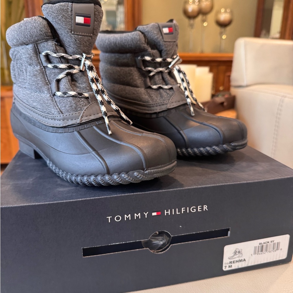 TOMMY HILFIGER REHMA DUCK STYLE LACE UP WINTER BOOTS - NWT $99